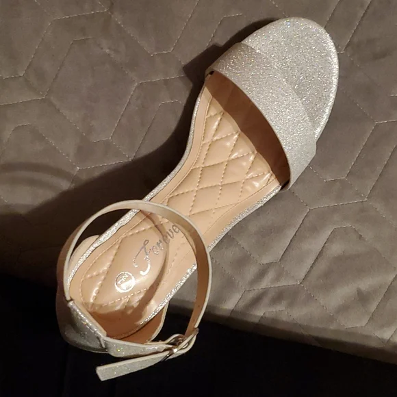 NIB Silver Strappy Heels - Picture 14 of 16